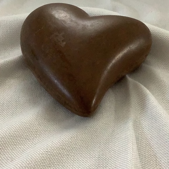 Brown heart decoration or paperweight - Picture 4 of 6